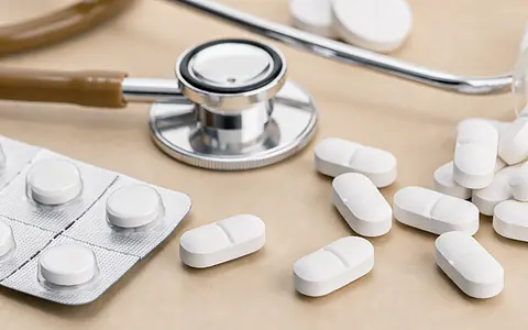Stethoskop und Tabletten auf einem Tisch in der Hausarztpraxis