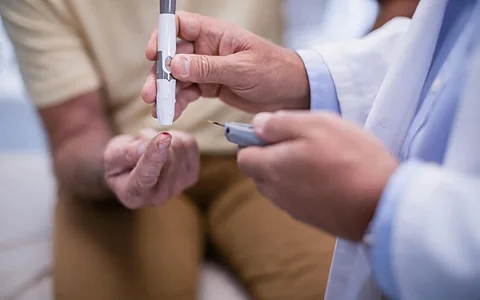 Blutzuckermessung am Finger mit einer Stechhilfe